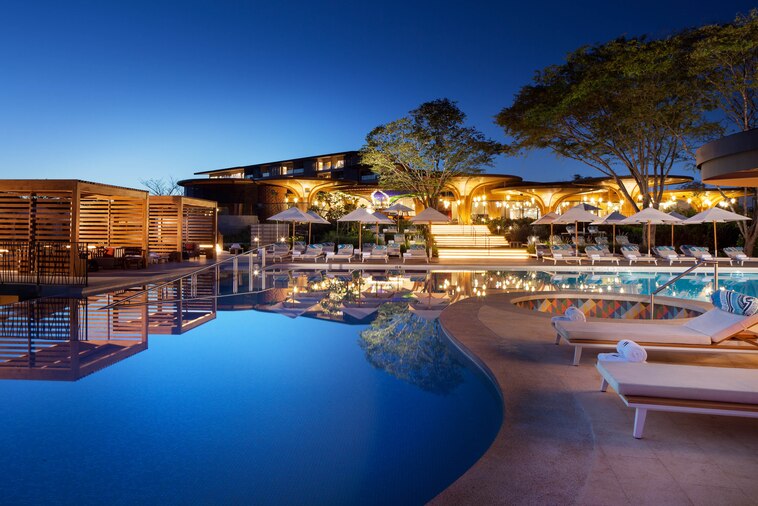 lirwh-wetdeck-livingroom-1895-hor-clsc